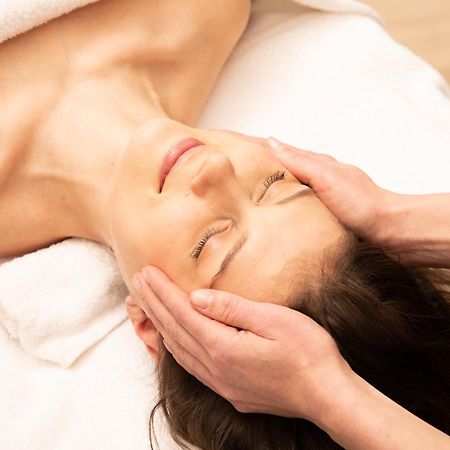 Solo Sokos Hotel Torni Гельсінкі Екстер'єр фото A woman receiving a facial massage