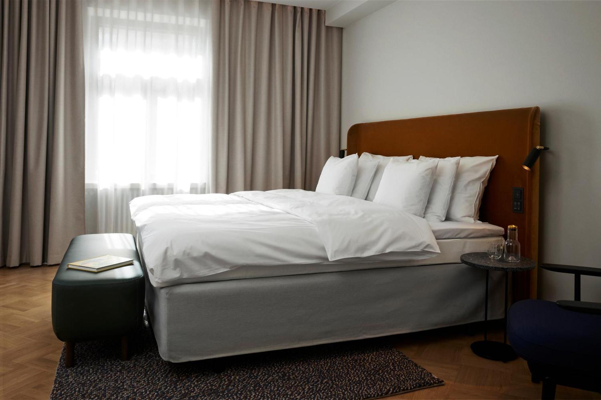 Solo Sokos Hotel Torni Гельсінкі Екстер'єр фото A bed with a bed skirt