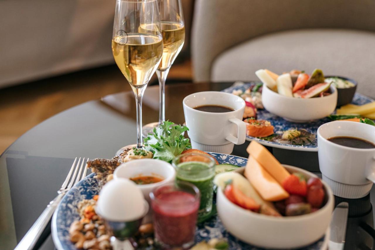 Solo Sokos Hotel Torni Гельсінкі Екстер'єр фото A glass of sparkling wine with a selection of finger food