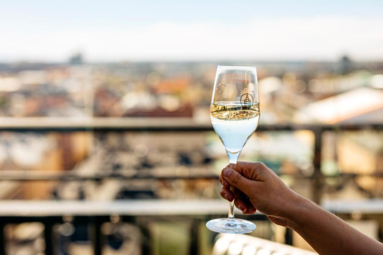 Solo Sokos Hotel Torni Гельсінкі Екстер'єр фото A glass of champagne