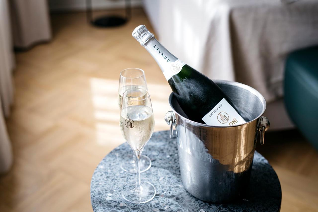 Solo Sokos Hotel Torni Гельсінкі Екстер'єр фото Champagne in a champagne bucket