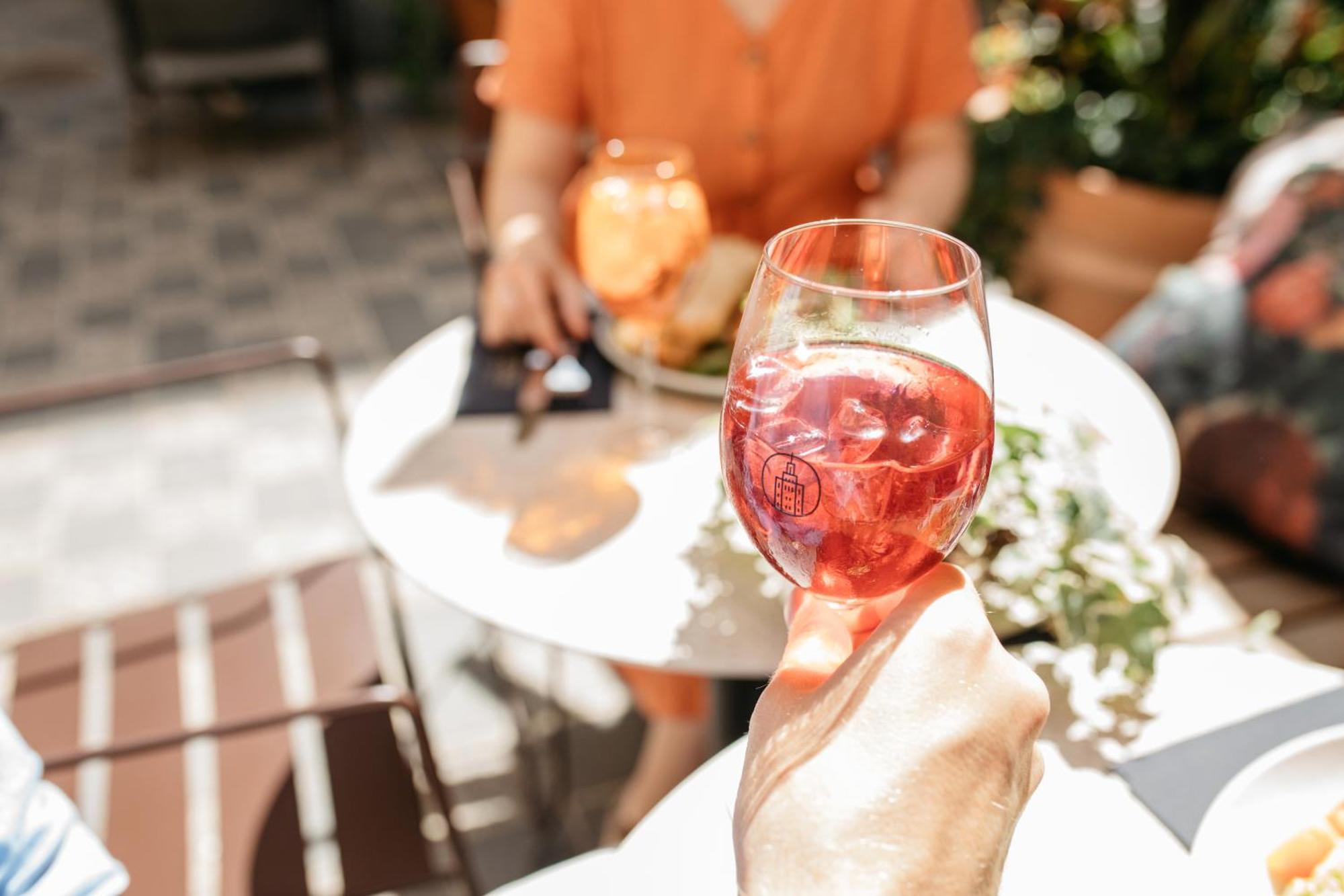 Solo Sokos Hotel Torni Гельсінкі Екстер'єр фото A glass of rosé wine