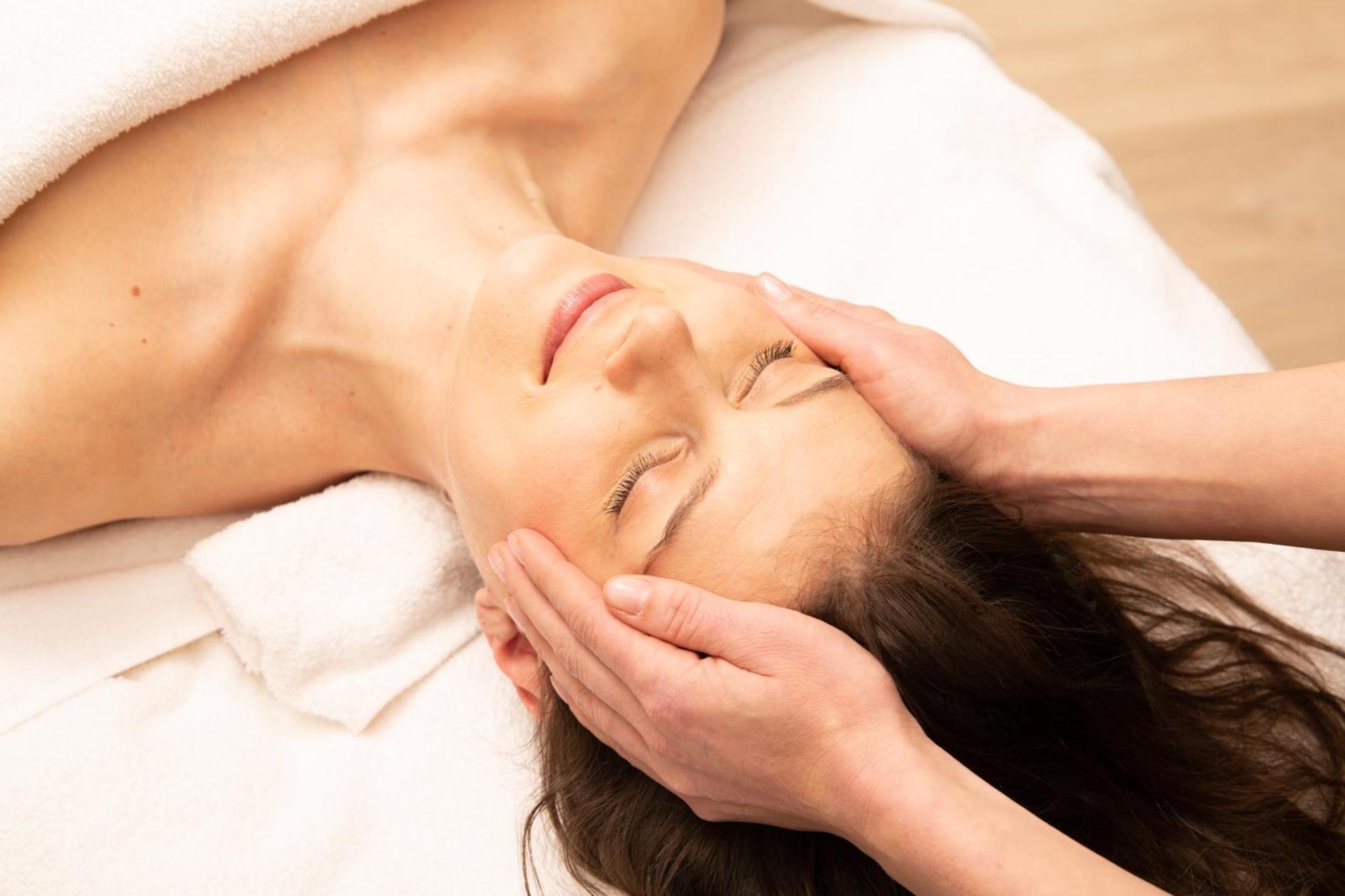 Solo Sokos Hotel Torni Гельсінкі Екстер'єр фото A woman receiving a facial massage